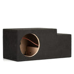 Il Gladen Subbox-Buz.1 è un subwoofer nero con unapertura circolare e finitura rivestita in moquette, realizzato per la VW ID.Buzz, raffigurato su uno sfondo bianco.