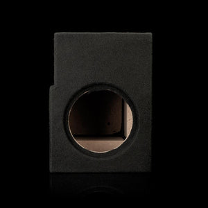 Un cabinet bass-reflex nero e rettangolare Gladen Subbox-Buz.2 con unapertura circolare sulla parte anteriore, raffigurato su uno sfondo nero.