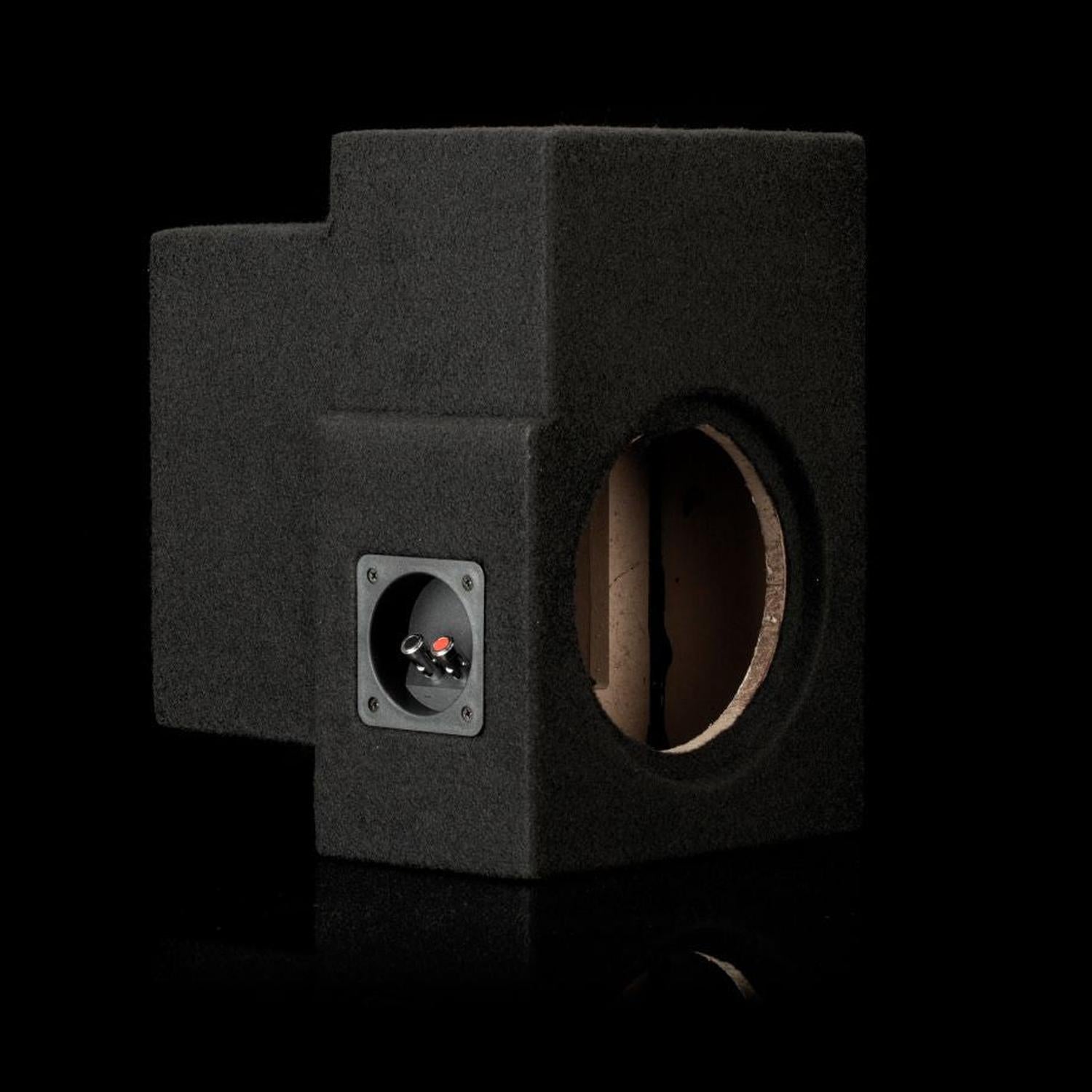 Il Gladen Subbox-Buz.2 è un diffusore bass-reflex rivestito in moquette nera, con unapertura circolare per laltoparlante e i terminali, raffigurato su uno sfondo nero.