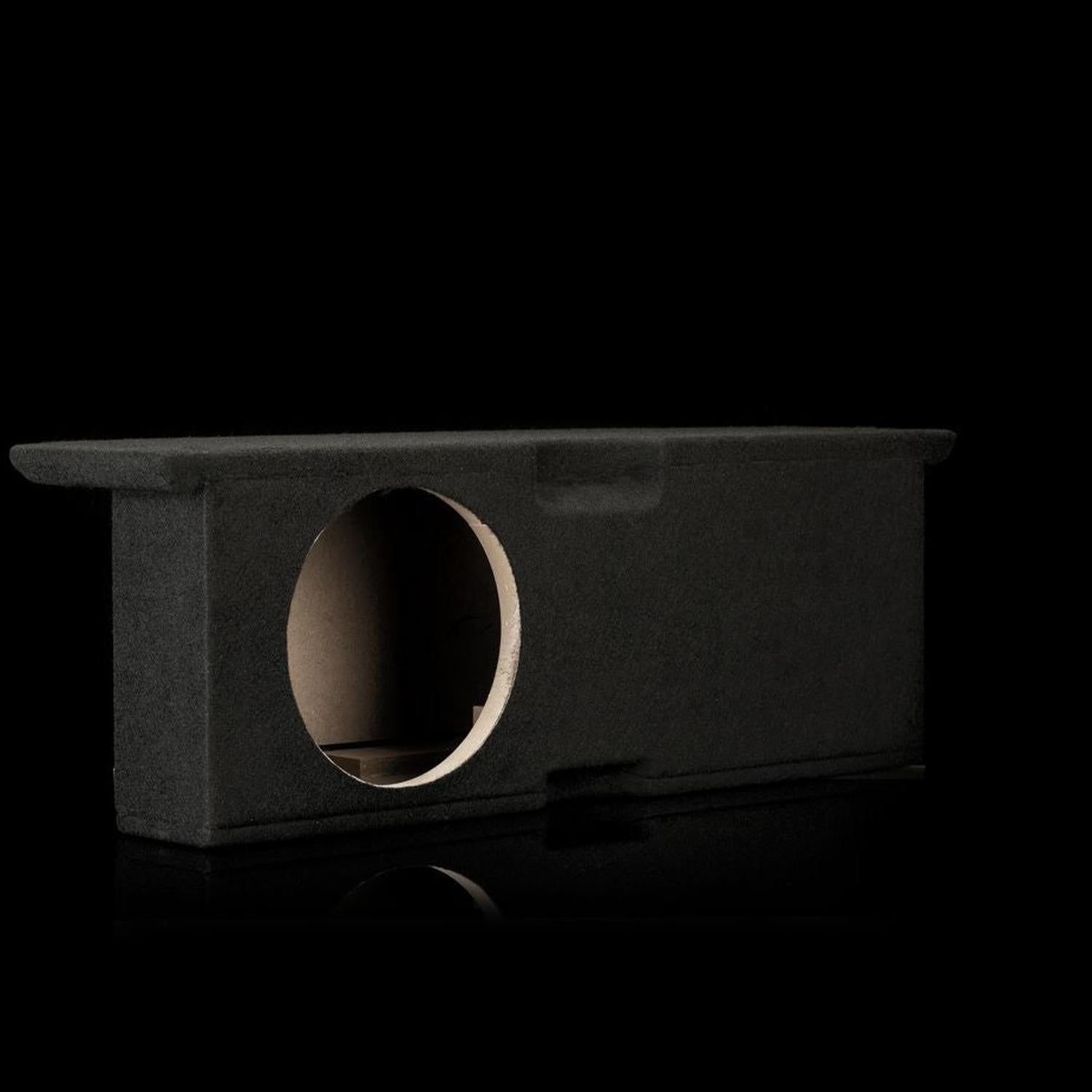 Il Gladen Subbox-EV, un subwoofer nero di forma rettangolare con un’apertura circolare, è raffigurato su uno sfondo nero.