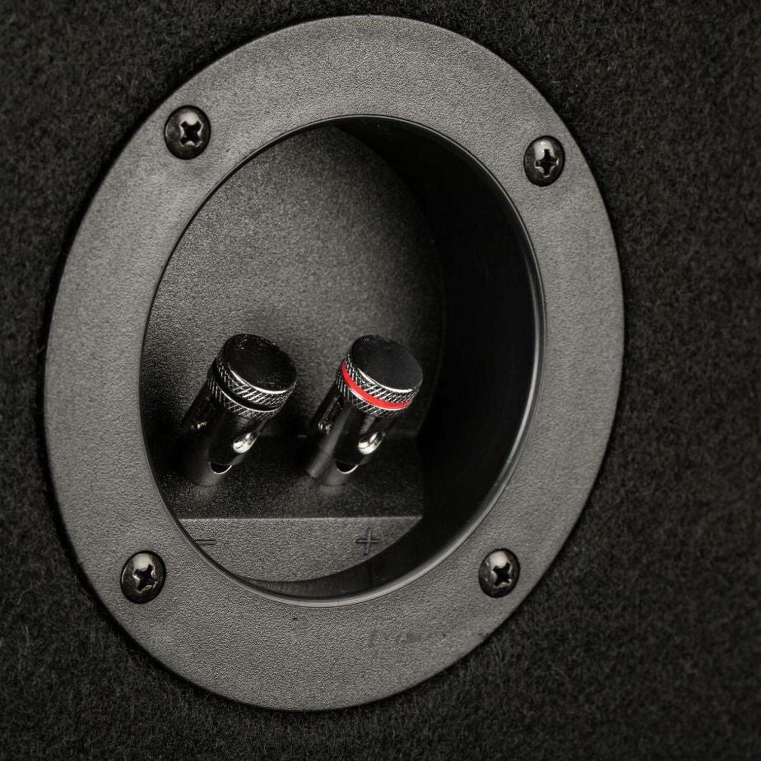 Primo piano dei terminali per altoparlanti a molla del Subbox-EV su un pannello nero testurizzato, realizzato da Gladen e progettato per garantire un isolamento acustico ottimale allinterno del veicolo.