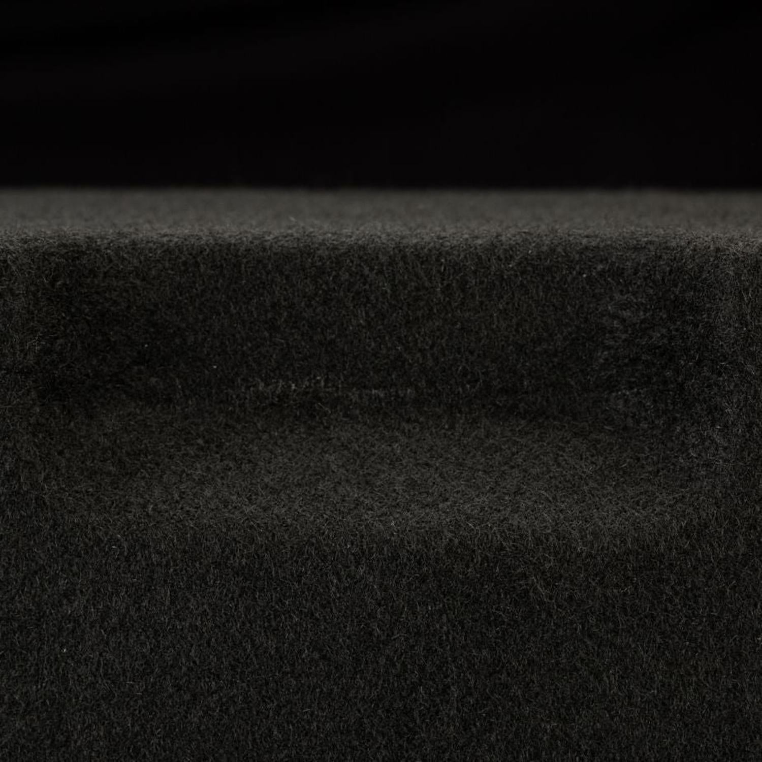 Primo piano di un tessuto grigio scuro dalla trama rigata — perfetto per il modello Gladen Subbox-EV — con un bordo orizzontale e unilluminazione soffusa.