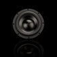 Un subwoofer Gladen Zeta 08, redondo y negro, ocupa el centro de una superficie brillante, mientras que una iluminación tenue resalta sus graves precisos y su elegante acabado.