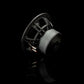 El Gladen Zeta 08 es un subwoofer negro de 8 con cableado y terminales a la vista, que ofrece unos graves potentes; se muestra de perfil sobre un fondo negro.