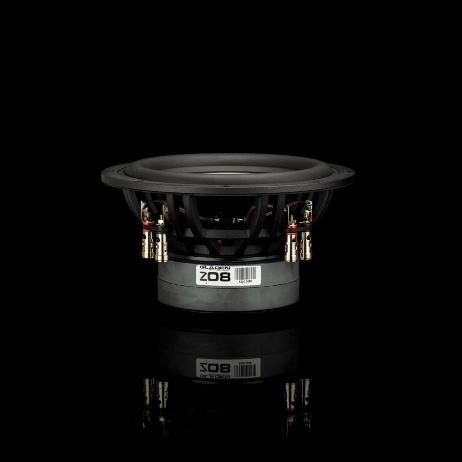 Un subwoofer Gladen Zeta 08 nero, con telaio in metallo ed etichetta Zeta 08, è raffigurato su uno sfondo nero, che riflette i suoi bassi potenti.