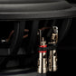 Primo piano del connettore Gladen Zeta 08 con terminali rosso-neri, cavi e una membrana per woofer da 8 pollici – ideale per bassi potenti.