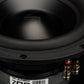 Primo piano del subwoofer Gladen Zeta 08 da 8 con il logo del marchio, i terminali di collegamento, unetichetta con codice a barre e bassi potenti per una profondità sonora precisa.