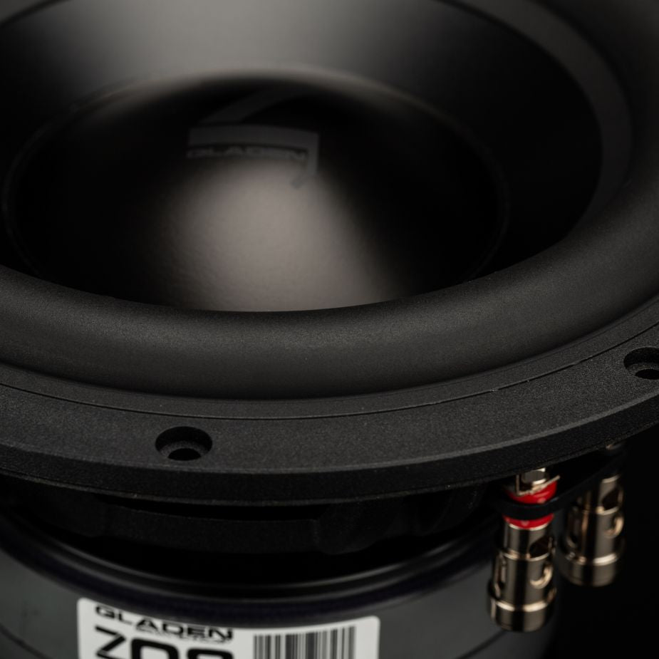 Primo piano del subwoofer Gladen Zeta 08 da 8 con il logo del marchio, i terminali di collegamento, unetichetta con codice a barre e bassi potenti per una profondità sonora precisa.