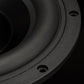 Primo piano del cono, del telaio circolare e dei fori di montaggio del subwoofer Gladen Zeta 08: un potente subwoofer di Gladen per bassi profondi su uno sfondo scuro.