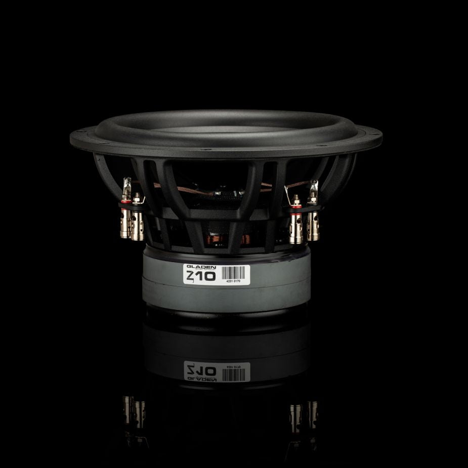 Il subwoofer Gladen Zeta 10, nei colori nero e grigio, è raffigurato su uno sfondo nero, che mette in risalto i bassi profondi con un leggero riflesso nella parte inferiore.