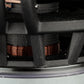 Primo piano di una bobina in rame incorniciata in nero, tratta dal Gladen Zeta 10, che mostra i materiali strutturati che garantiscono bassi potenti in un subwoofer da 10 pollici.