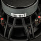 Primo piano del retro del subwoofer Gladen Zeta 10 con la scritta “Zeta 10” e i connettori su entrambi i lati per bassi potenti.