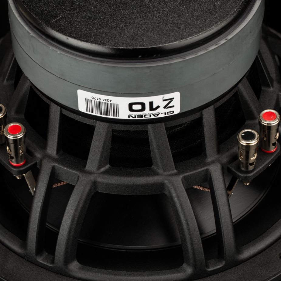 Primo piano del retro del subwoofer Gladen Zeta 10 con la scritta “Zeta 10” e i connettori su entrambi i lati per bassi potenti.