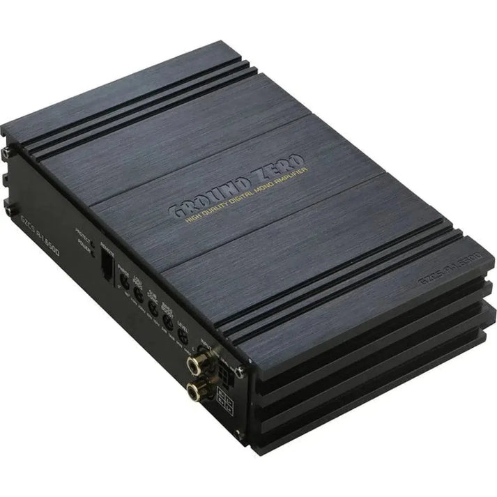 Il Ground Zero GZCS A-1.650D è un amplificatore a 1 canale in classe D di colore nero con cassa in metallo scanalato e porte di ingresso/uscita laterali a vista.