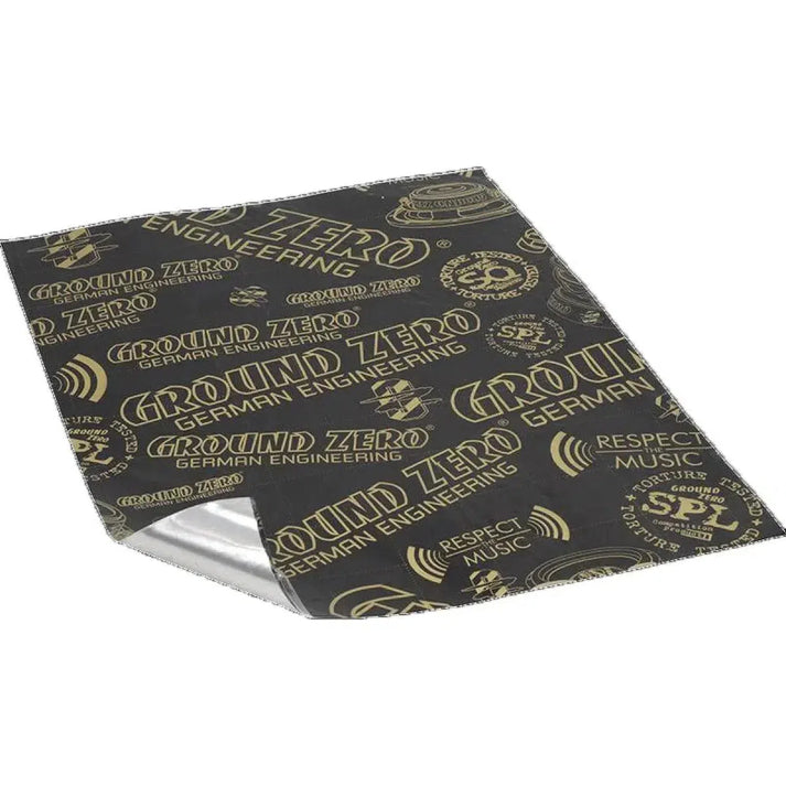 Un foglio di Ground Zero GZDA 1200AL-GOLD 6x 37x50cm mostra loghi dorati su nero, parzialmente piegato per rivelare la parte inferiore in foglio di alluminio autoadesivo argentato riflettente.