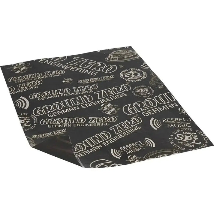 Un foglio nero GZDM 3750AB-SILVER 10x37x50cm di Ground Zero, con loghi bianchi, icone, Alubutyl Dämmung e testo Respect Music stampati ripetutamente.