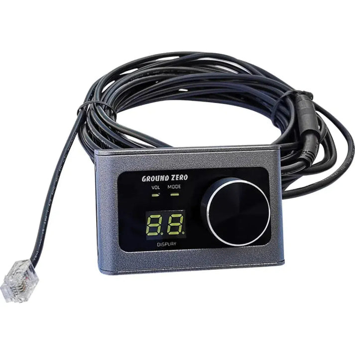 Il controller audio Ground Zero GZDSP REM 4-8XII-S è dotato di un display digitale, di una manopola del volume e di un lungo telecomando con connettore RJ45.