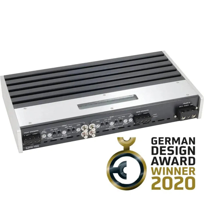 El Ground Zero GZPA 4SQ, un amplificador de 4 canales plateado y negro con múltiples puertos de entrada/salida, se muestra junto al logotipo del German Design Award Winner 2020.