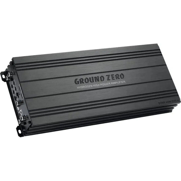 Un amplificatore a 1 canale Ground Zero Hydrogen GZHA MINI ONE-K di classe D, di colore nero, con un elegante design rettangolare in metallo e connettori etichettati su un lato.