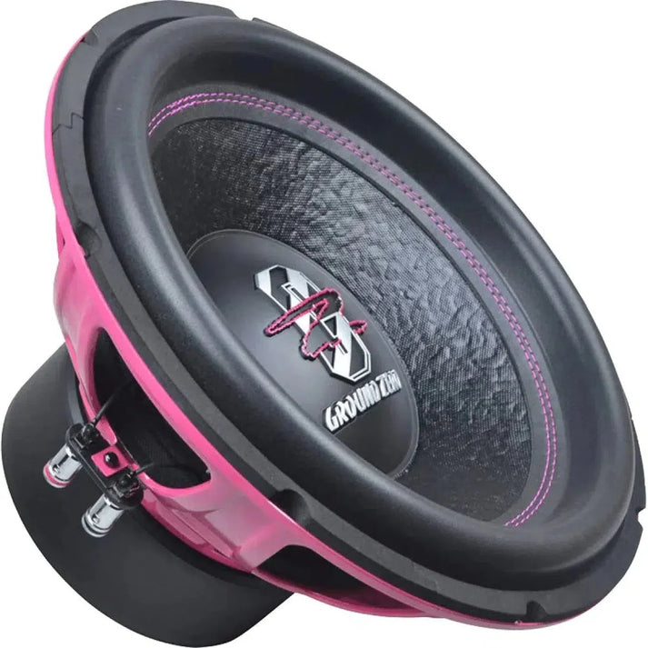 Il subwoofer Ground Zero Iridium GZIW 12SPL PINK è caratterizzato da un design nero e rosa con terminali di cablaggio visibili e un vistoso logo a cono.
