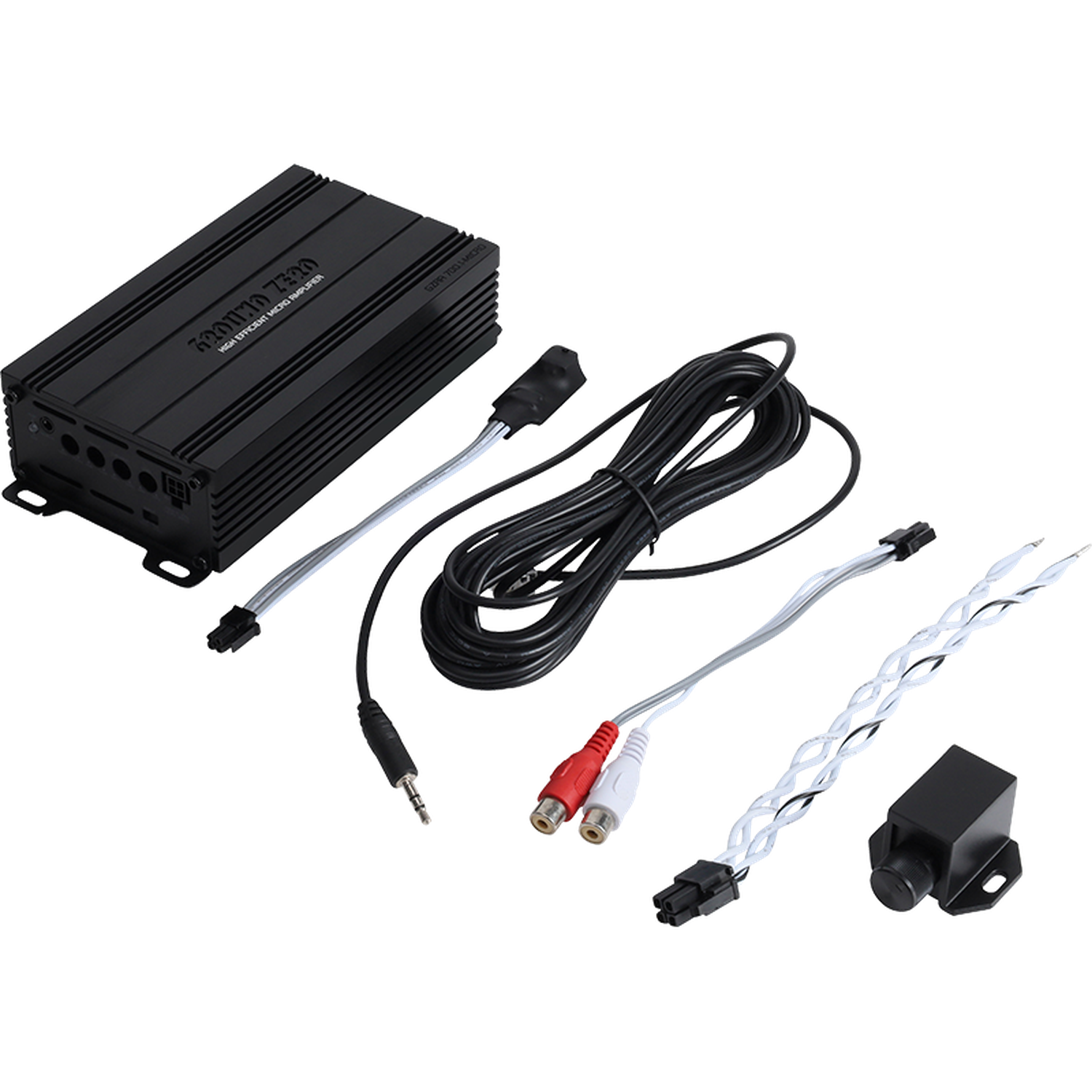 Un amplificador mono negro Ground Zero Radioactive GZRA 700.1-MICRO de clase D con cables, conectores RCA, toma de 3,5 mm y sensor dispuestos sobre un fondo blanco.