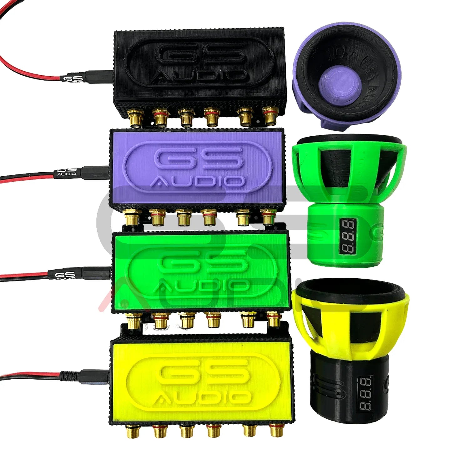 Quatre appareils GS Audio Bass Knob dotés de caches colorés côtoient trois caissons de basses GS Audio assortis, qui disposent chacun décrans numériques et de détails esthétiques marquants pour une qualité sonore exceptionnelle.