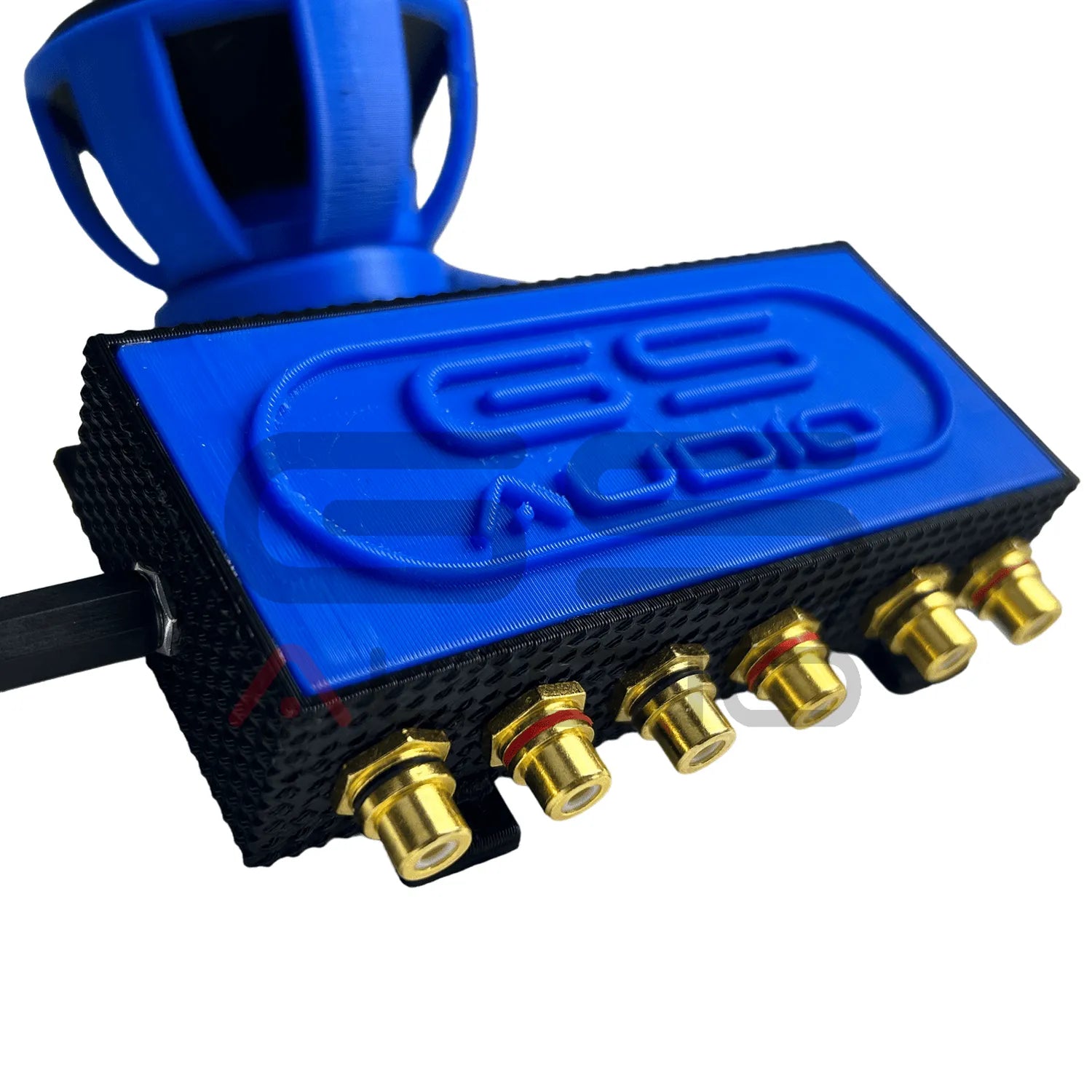 Der GS Audio Bass Knob ist ein blau-schwarzes Gerät mit sechs goldenen Anschlüssen, einem schwarzen Kabel und einem geprägten „ES AC DIG“-Logo, das eine präzise Klangsteuerung ermöglicht.