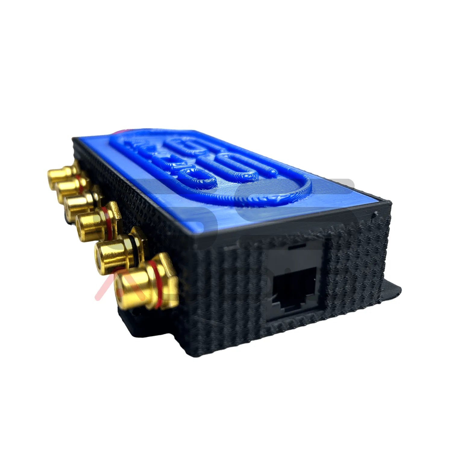 Der GS Audio Bass Knob ist ein kompaktes Gerät in Schwarz und Blau mit goldenen Cinch-Anschlüssen und einem Ethernet-Anschluss von GS Audio, abgebildet auf weißem Hintergrund.