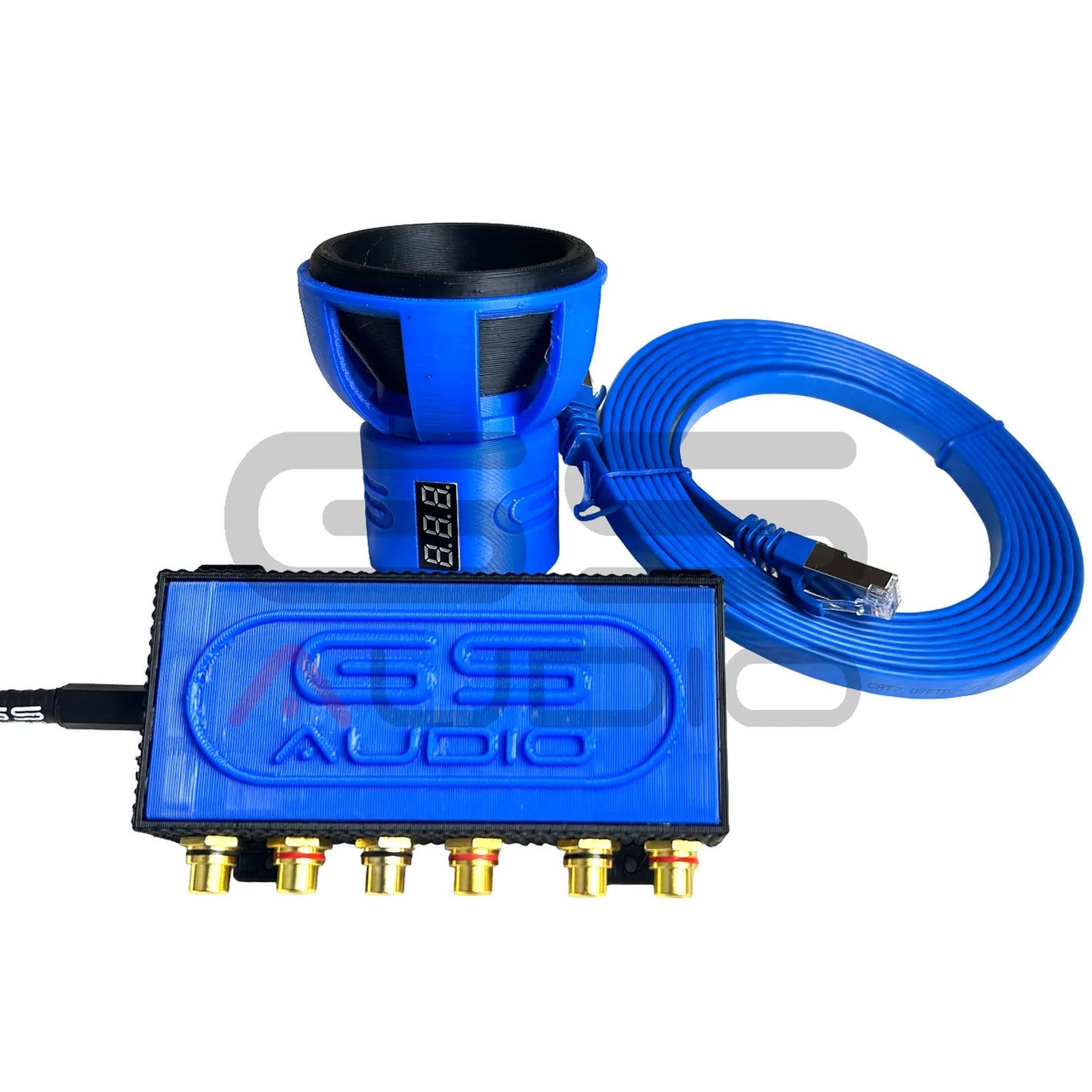 Kit de boutons de basses GS Audio : comprend un haut-parleur, un écran numérique, un câble bleu et un boîtier de commande GS Audio doté de plusieurs connecteurs plaqués or.