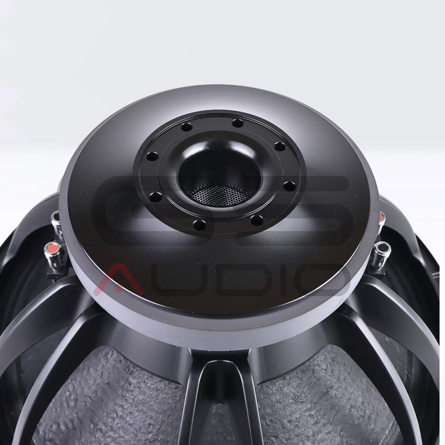 Gros plan sur un caisson de basses GS Audio PRO 18F4-2500W, mettant en évidence son châssis métallique, ses vis, ses bornes et sa surface texturée, destiné aux installations de sonorisation haut de gamme.