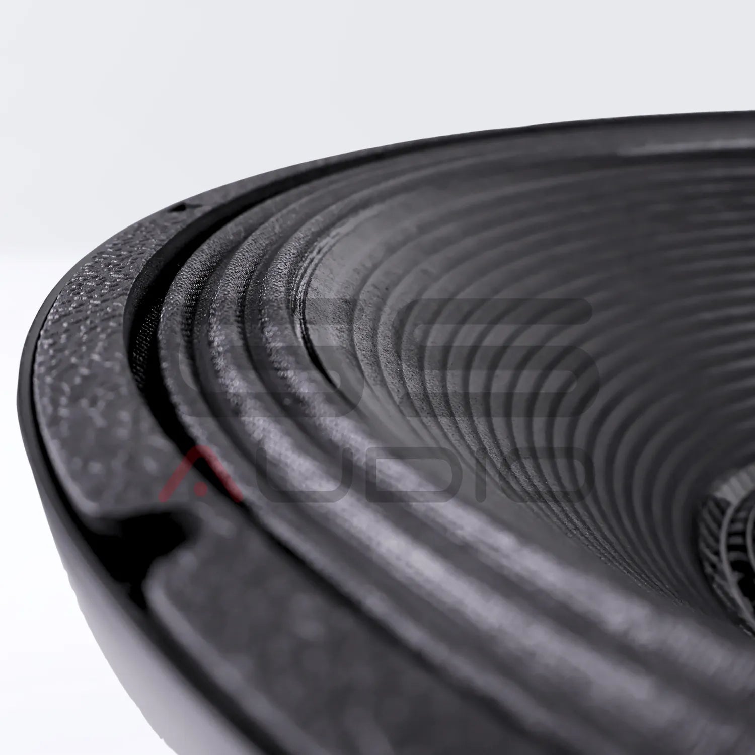 Gros plan sur le cône du transducteur de médiums-graves GS Audio PRO 18F4-2500W, mettant en évidence sa surface texturée — idéale pour les installations de sonorisation haut de gamme.