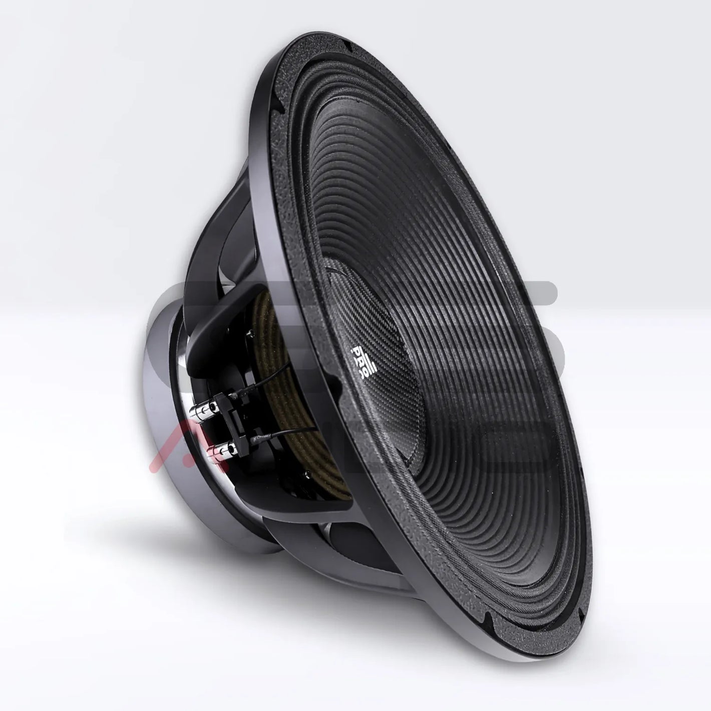 Un caisson de basses GS Audio PRO 18F4-2500W noir est présenté en plongée sur un fond blanc, mettant en évidence son cône nervuré, son cadre métallique et ses bornes de raccordement, destinés aux installations de sonorisation haut de gamme.