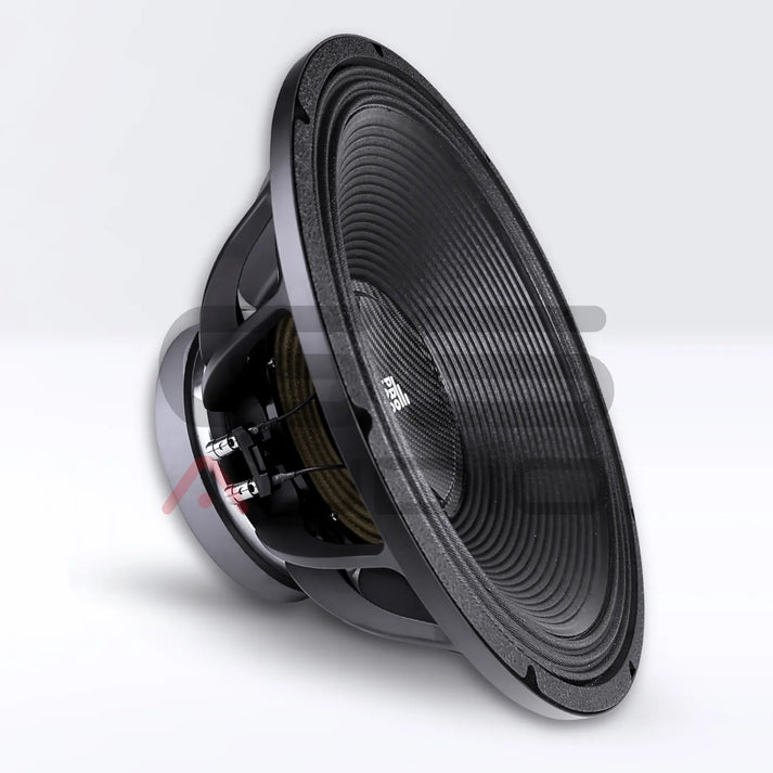 Un caisson de basses GS Audio PRO 18F4-2500W noir est présenté en plongée sur un fond blanc, mettant en évidence son cône nervuré, son cadre métallique et ses bornes de raccordement, destinés aux installations de sonorisation haut de gamme.
