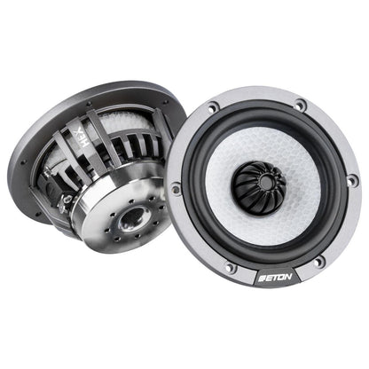 Dos altavoces redondos ETON HEX 80 para audio de automóvil: uno muestra su cono con patrón de panal de abeja y el otro su imán Neodym y su marco metálico.