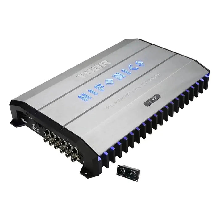 LHifonics Thor TRX-4004DSP è un amplificatore DSP a 4 canali di colore argento e nero con accenti blu, porte multiple e un telecomando compatto sul davanti.