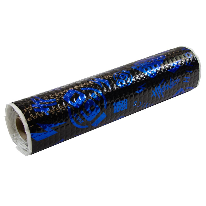 Foglio arrotolato di materiale fonoassorbente Hifonics Zeus AluButyl 160dB nero e blu con superficie strutturata simile a una lamina e grafica stampata, su sfondo bianco.