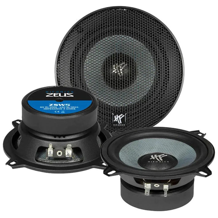 Tre diffusori per auto Hifonics Zeus ZSW5 con Glasfiber-Papier-Membran: due senza copertura, uno con protezione a rete; ognuno è dotato di un Tiefmitteltöner da 5 Zoll.