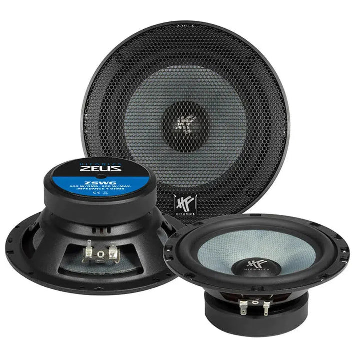 Tre diffusori Hifonics Zeus ZSW6 neri, uno con griglia frontale a rete, due con il sistema Honeycomb Sandwich-Membran e i terminali di cablaggio.