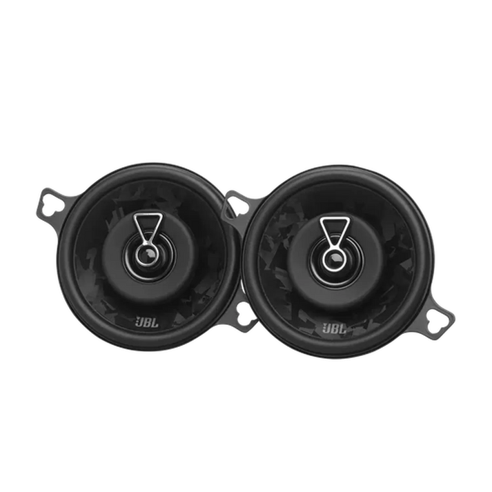 Zwei schwarze JBL STAGE3 38F-Autolautsprecher mit silbernen Akzenten sind nebeneinander vor einem weißen Hintergrund platziert.