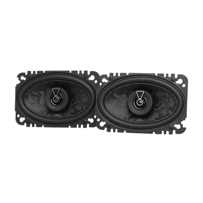 Zwei schwarze, ovale JBL STAGE3 648F-Autolautsprecher, deren Membranen und Hochtöner zu sehen sind, sind nebeneinander auf einem weißen Hintergrund abgebildet.