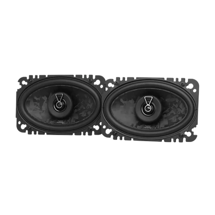 Zwei schwarze, ovale JBL STAGE3 648F-Autolautsprecher, deren Membranen und Hochtöner zu sehen sind, sind nebeneinander auf einem weißen Hintergrund abgebildet.
