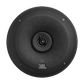 Runder schwarzer JBL STAGE3 68 Koaxial-Lautsprecher mit Gitter und erhabener Zierleiste in der Mitte, Logo unten, von oben gesehen. Liefert kraftvollen Sound.