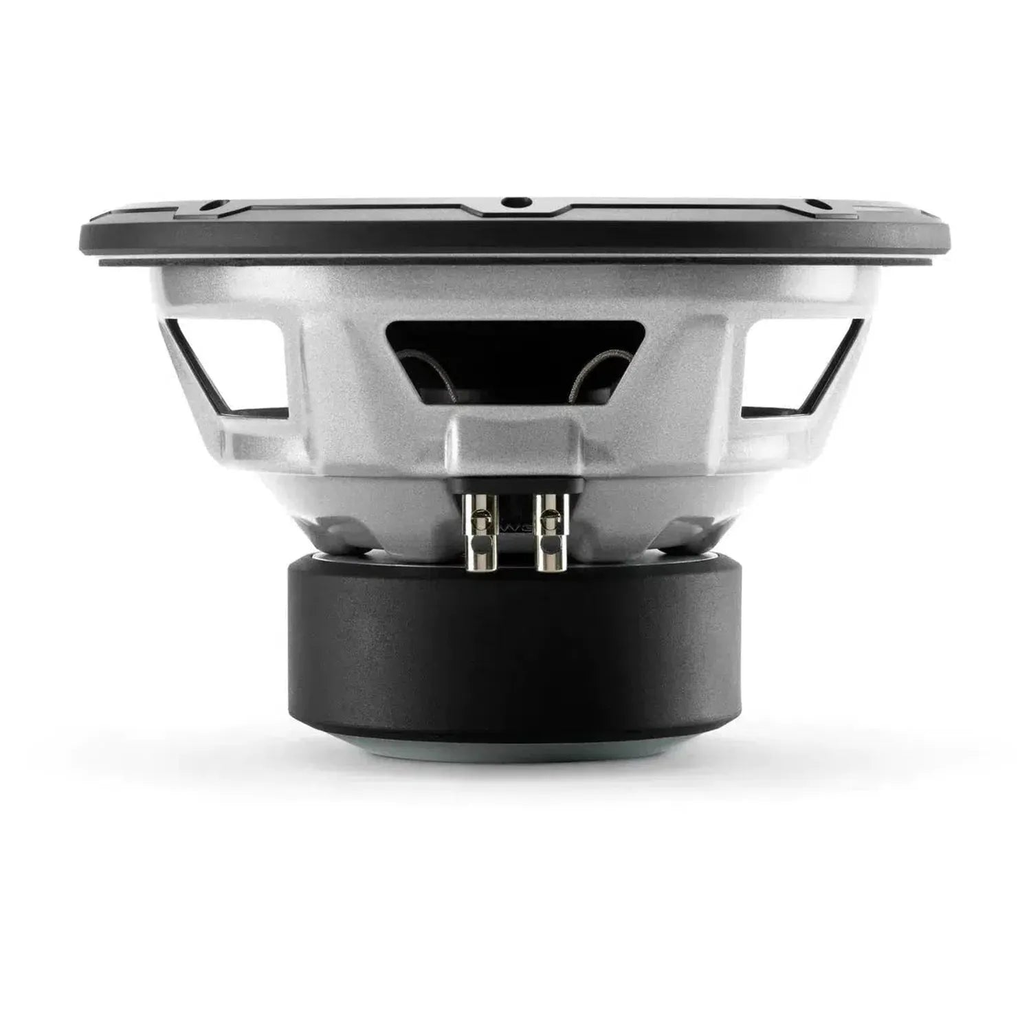 Una vista laterale del subwoofer JL Audio 10W3V3-4 mette in evidenza la sua struttura argentata, il cono nero e i terminali: ideale come upgrade a 10 pollici.