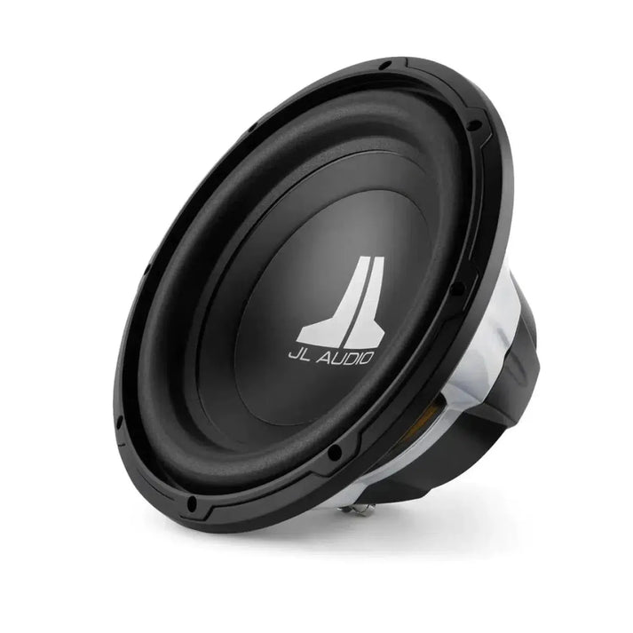 Un subwoofer JL Audio 12W0V3-4 negro con un logotipo plateado y blanco se muestra en ángulo sobre un fondo blanco liso.