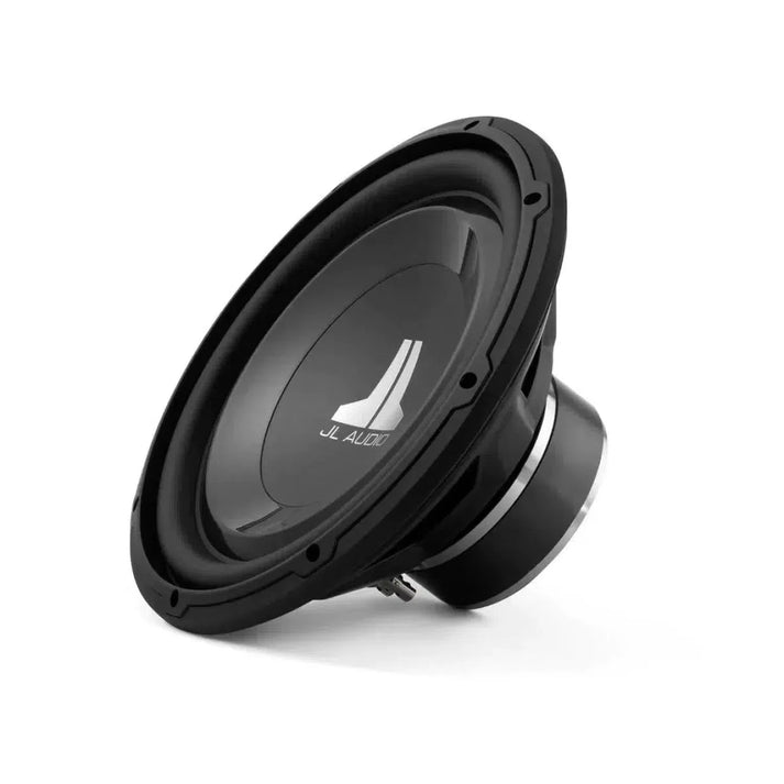 Un subwoofer JL Audio 12W1V3-2 nero da 12 pollici è posizionato ad angolo su uno sfondo bianco, con il logo JL Audio visibile sul suo cono centrale.