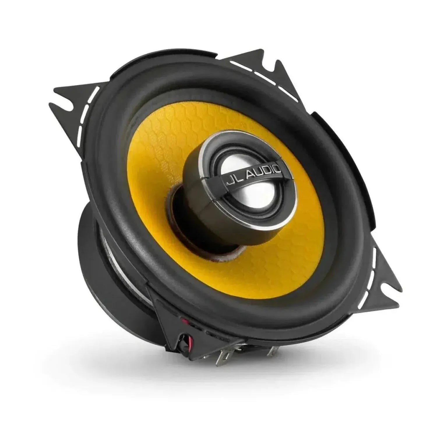 Un haut-parleur de voiture JL Audio C1-400X avec un cône jaune, un cadre noir et un centre argenté est montré en angle sur un fond blanc.