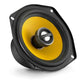 Ein JL Audio C1-525X Koax-Lautsprecher 5 Zoll in Schwarz mit gelber Membran und silbernem Zentrum, schräg auf weißem Hintergrund fotografiert.