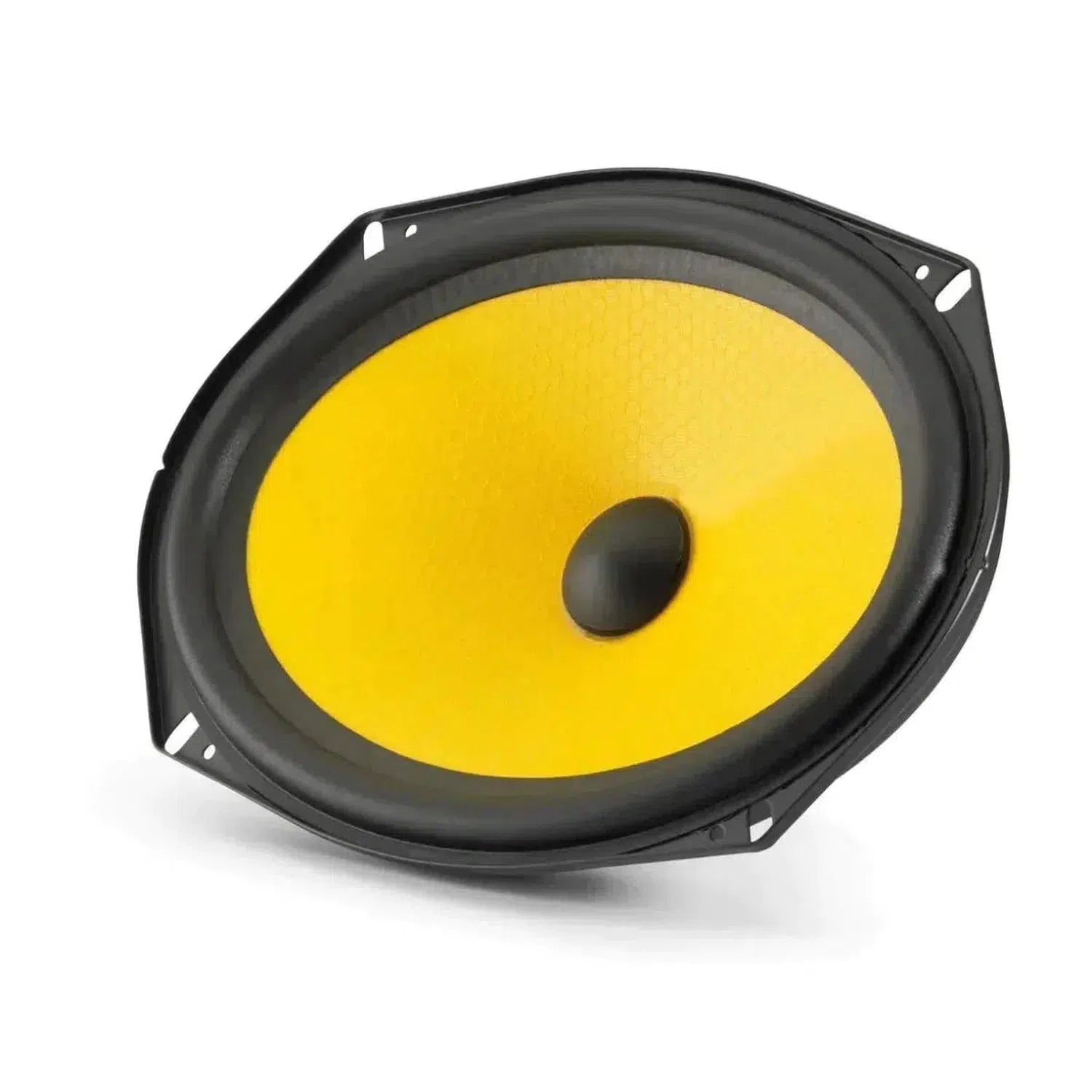 Een close-up van een JL Audio C1-690 6x9 componentluidspreker, met de gele ovale vorm en zwarte conus onder een hoek op een witte achtergrond.