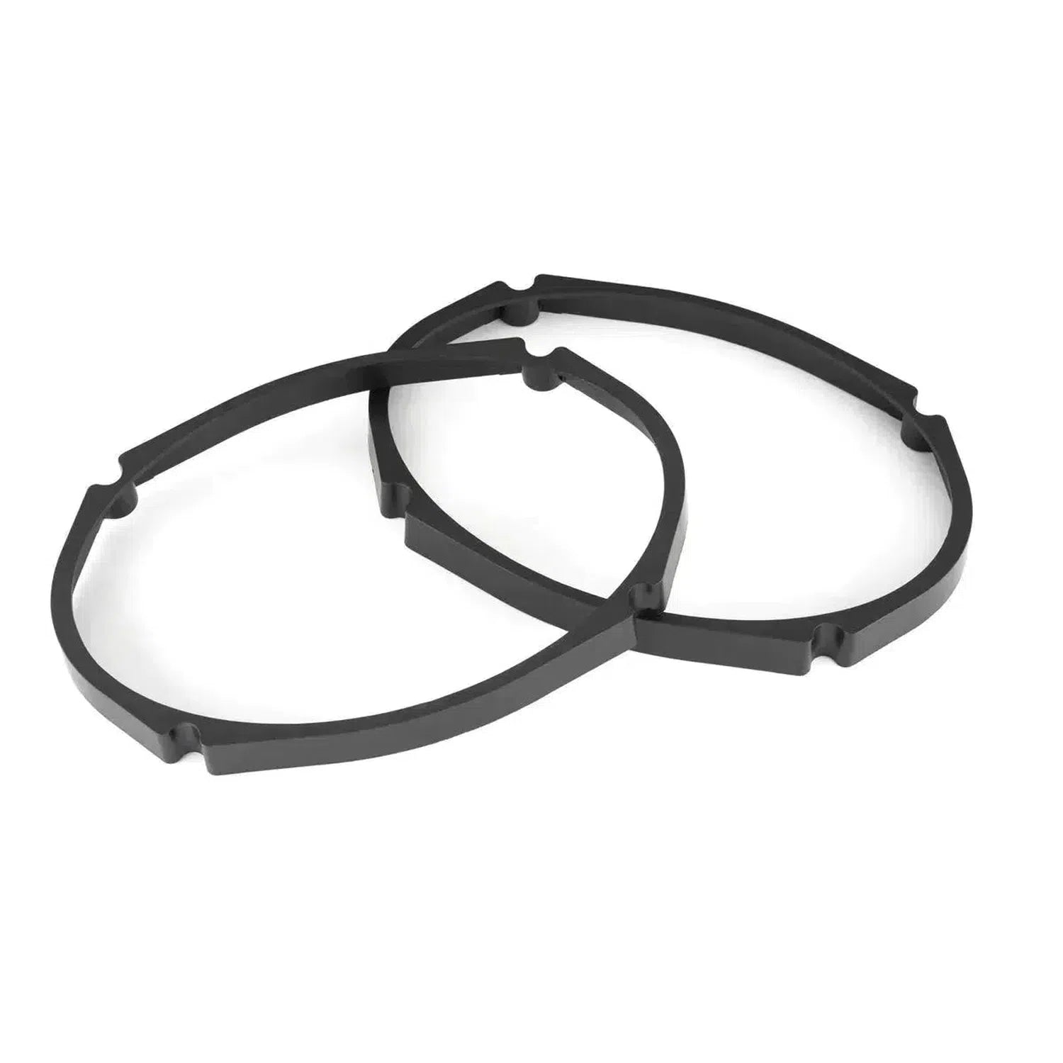 Twee zwarte, ovale rubberen pakkingen voor JL Audio C1-690 6x9-inch luidsprekers overlappen elkaar op een witte achtergrond.
