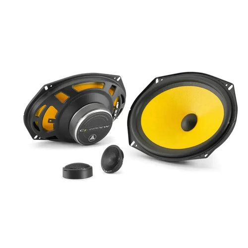 Een paar JL Audio C1-690 6x9 componentluidsprekers met gele conussen en zwarte frames, plus twee ronde 2-weg units, weergegeven op een witte achtergrond.